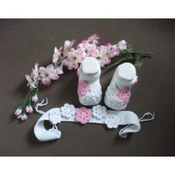 Namens- & Taufschuhe|Rosis Sockenreich Taufset „süßer Traum“ – Stirnband & Schühchen mit gehäkelten Blüten für Taufe & Baby