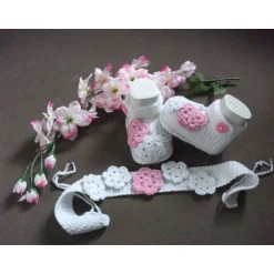Namens- & Taufschuhe|Rosis Sockenreich Taufset „süßer Traum“ – Stirnband & Schühchen mit gehäkelten Blüten für Taufe & Baby