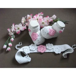 Namens- & Taufschuhe|Rosis Sockenreich Taufset „süßer Traum“ – Stirnband & Schühchen mit gehäkelten Blüten für Taufe & Baby