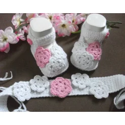 Namens- & Taufschuhe|Rosis Sockenreich Taufset „süßer Traum“ – Stirnband & Schühchen mit gehäkelten Blüten für Taufe & Baby