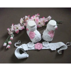 Namens- & Taufschuhe|Rosis Sockenreich Taufset „süßer Traum“ – Stirnband & Schühchen mit gehäkelten Blüten für Taufe & Baby
