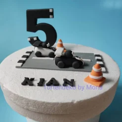 Tortendekoration|Tortendeko by Mona Tortenaufleger Fondant Geburtstag Tortendeko Auto Fondantfigur Tortenfigur Zahl Junge Strasse Rennautos