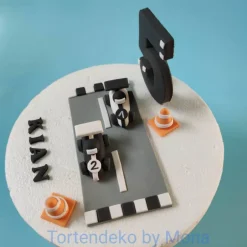 Tortendekoration|Tortendeko by Mona Tortenaufleger Fondant Geburtstag Tortendeko Auto Fondantfigur Tortenfigur Zahl Junge Strasse Rennautos