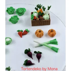 Tortendekoration|Tortendeko by Mona Tortenaufleger Fondant Geburtstag Tortendeko Bauernhof Bio Gemüse Kalb Biobauer