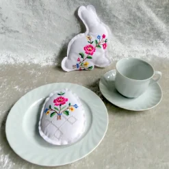 Osterhasen|WollwunderPetra Upcycling Osterhase nähen – Deko aus einer alten Mitteldecke mit Blumenmuster