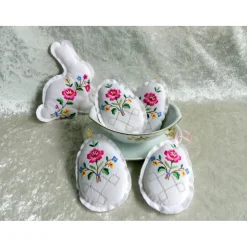 Osterhasen|WollwunderPetra Upcycling Osterhase nähen – Deko aus einer alten Mitteldecke mit Blumenmuster