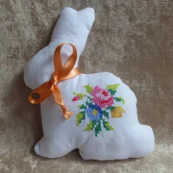 Upcycling Osterhase nähen – Deko aus alter Mitteldecke mit Kreuzstich Osterhasen