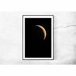 Outlet Wandbild Poster "Sichelmond" // Geschenke für Ihn // Geschenke für Weihnachten // Mond Mondsichel Schwarz Gold Fotografie // 45 x 30 cm Geschenke Für Männer