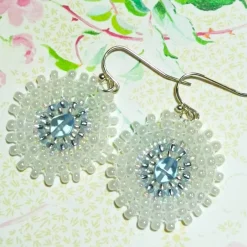 Weiße boho Ohrringe mit hellblau handgemacht Brautschmuck Glas silberfarben Brautschmuck
