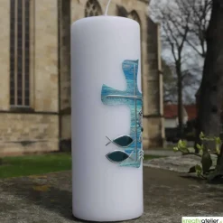 Outlet Weiße Konfirmationskerze mit blau-silbernem Kreuz, Fischen, Wellen & Kelch – personalisierbar Dekoration