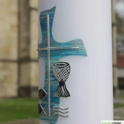 Outlet Weiße Konfirmationskerze mit blau-silbernem Kreuz, Fischen, Wellen & Kelch – personalisierbar Dekoration