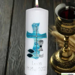 Outlet Weiße Konfirmationskerze mit blau-silbernem Kreuz, Fischen, Wellen & Kelch – personalisierbar Dekoration