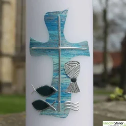 Outlet Weiße Konfirmationskerze mit blau-silbernem Kreuz, Fischen, Wellen & Kelch – personalisierbar Dekoration