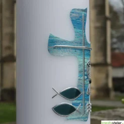 Outlet Weiße Konfirmationskerze mit blau-silbernem Kreuz, Fischen, Wellen & Kelch – personalisierbar Dekoration