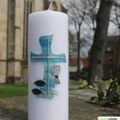 Outlet Weiße Konfirmationskerze mit blau-silbernem Kreuz, Fischen, Wellen & Kelch – personalisierbar Dekoration