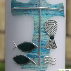 Outlet Weiße Konfirmationskerze mit blau-silbernem Kreuz, Fischen, Wellen & Kelch – personalisierbar Dekoration