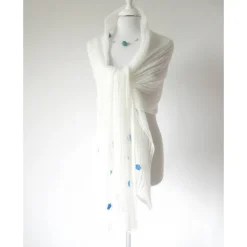 Outlet Weißer Mohair Schal mit blauen Blüten, gestrickte Stola Hochzeit, festliches Tuch für die Braut, Sommer Schultertuch Brautstolen & -Boleros
