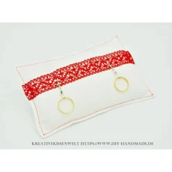 Outlet Weißes Ringkissen mit roter Spitze & Angelhaken – Unikat für Anglerhochzeit, 18.5x11.5 cm Ringkissen