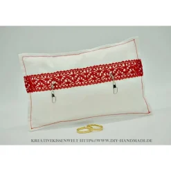 Outlet Weißes Ringkissen mit roter Spitze & Angelhaken – Unikat für Anglerhochzeit, 18.5x11.5 cm Ringkissen