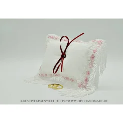 Online Weißes Ringträgerkissen mit Fransen und rosa Volantspitze – Unikat für Deine Hochzeit, 17.5x11.5 cm Ringkissen