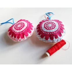 Sale Weihnachtsbaumschmuck, Nadelkissen, Blume, handgenäht und handbedruckt Baumschmuck