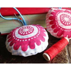 Sale Weihnachtsbaumschmuck, Nadelkissen, Blume, handgenäht und handbedruckt Baumschmuck