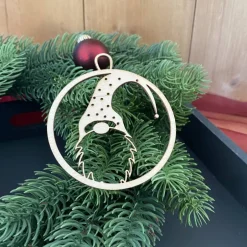 Baumschmuck|Werkstatt am See Weihnachtsgnom – Geschenkanhänger & Christbaumanhänger aus Holz, lasergeschnitten, festliche Dekoration