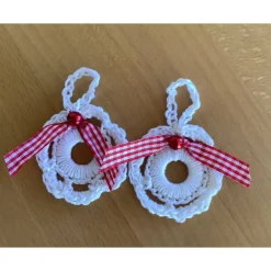 Outlet Weihnachts-Häkelkränzchen  - 2er Set - Geschenkeanhänger weiß mit roter Perle und Schleife handge Geschenkeanhänger