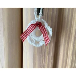 Outlet Weihnachts-Häkelkränzchen  - 2er Set - Geschenkeanhänger weiß mit roter Perle und Schleife handge Geschenkeanhänger