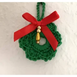 New Weihnachts-Häkelkränzchen Baumschmuck Geschenkeanhänger grün mit roter Satin-Schleife von Geschenkeanhänger