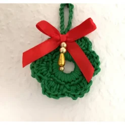New Weihnachts-Häkelkränzchen Baumschmuck Geschenkeanhänger grün mit roter Satin-Schleife von Geschenkeanhänger