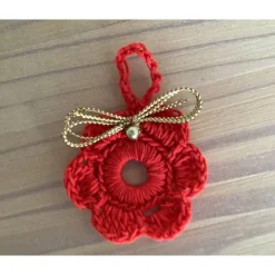 Online Weihnachts-Häkelkränzchen Geschenkeanhänger in rot mit 1 goldenen Perle und einer goldfarbenen Schleife verziert Geschenkeanhänger
