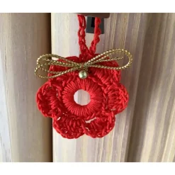 Online Weihnachts-Häkelkränzchen Geschenkeanhänger in rot mit 1 goldenen Perle und einer goldfarbenen Schleife verziert Geschenkeanhänger