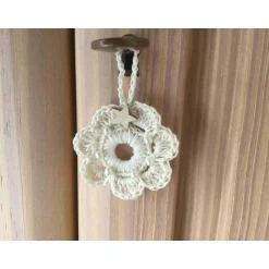 Baumschmuck|HOBBYHAUS Weihnachts-Häkelkränzchen in beige mit weißen Perlen und Holzsternchen