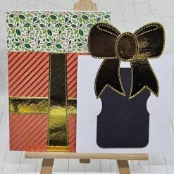 Weihnachtskarte „Goldene Geschenkbox“ – Handgefertigte Karte mit Gutscheinfach | Korallrot & Gold | Edle Schleifenoptik Weihnachtskarten
