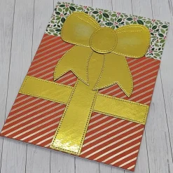 Weihnachtskarte „Goldene Geschenkbox“ – Handgefertigte Karte mit Gutscheinfach | Korallrot & Gold | Edle Schleifenoptik Weihnachtskarten