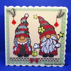 Hot Weihnachtskarte Wichtel – Handgemachte Stickerkarte mit Tannenzweigen & Schleife, rot grau grün, 15x15cm Weihnachtskarten