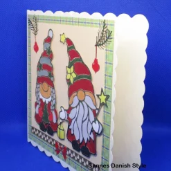 Hot Weihnachtskarte Wichtel – Handgemachte Stickerkarte mit Tannenzweigen & Schleife, rot grau grün, 15x15cm Weihnachtskarten