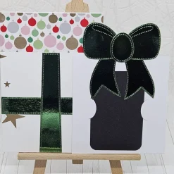 Weihnachtskarten|Kleine Schätze Weihnachtskarte „Winterliches Geschenk in Weiß & Glanzgrün“ – Handgefertigte Karte mit Gutscheinfach | Festliche Schleif