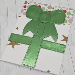 Weihnachtskarten|Kleine Schätze Weihnachtskarte „Winterliches Geschenk in Weiß & Glanzgrün“ – Handgefertigte Karte mit Gutscheinfach | Festliche Schleif