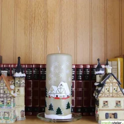 Weihnachtskerze personalisierbar – taupefarbene Winterkerze mit Winterdorf, ideales Geschenk oder Deko Kerzen & Beleuchtung