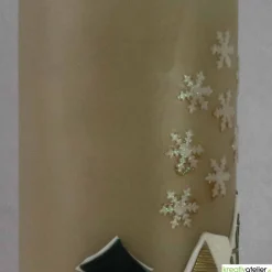 Weihnachtskerze personalisierbar – taupefarbene Winterkerze mit Winterdorf, ideales Geschenk oder Deko Kerzen & Beleuchtung