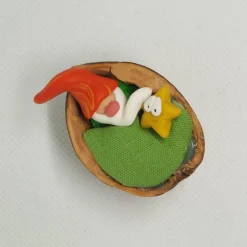 Wichtel in Walnusbettchen – Christbaumschmuck aus Polymer Clay Weihnachtsdeko