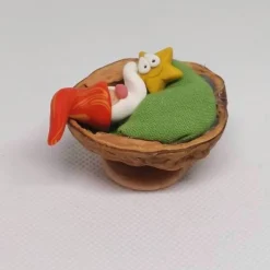 Wichtel in Walnusbettchen – Christbaumschmuck aus Polymer Clay Weihnachtsdeko