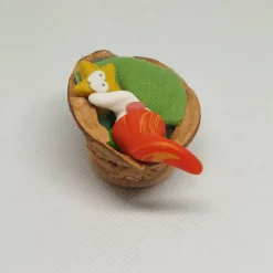 Wichtel in Walnusbettchen – Christbaumschmuck aus Polymer Clay Weihnachtsdeko