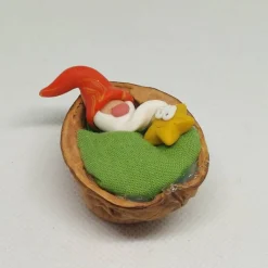 Wichtel in Walnusbettchen – Christbaumschmuck aus Polymer Clay Weihnachtsdeko