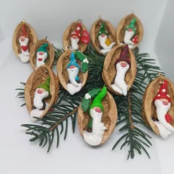 Baumschmuck|Danielas IdeenReich Wichtel in Walnussschale – Christbaumschmuck aus Polymer Clay