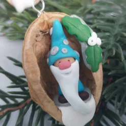 Outlet Wichtel in Walnussschale – Christbaumschmuck aus Polymer Clay Baumschmuck