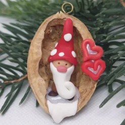 Sale Wichtel in Walnussschale – Christbaumschmuck aus Polymer Clay Baumschmuck