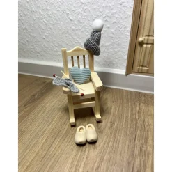 Discount Wichtel Schaukelstuhl Stricksachen Holzschuhe und Mütze in Miniatur für Wichtel Wichtelzauber